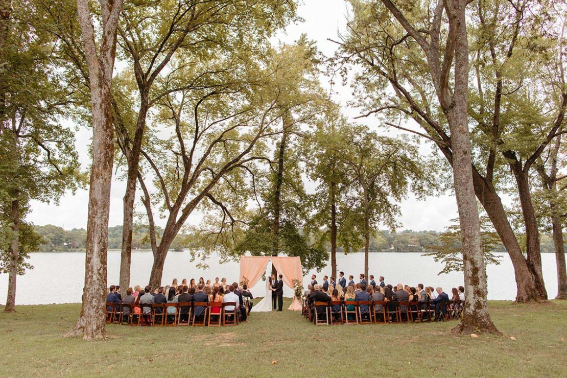 Outdoor wedding ceremony with a view on Lakeside Lawn