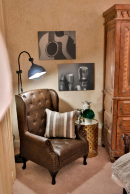 Brown leather chair with music artwork in Garth Brooks bedroom