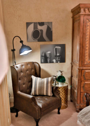 Brown leather chair with music artwork in Garth Brooks bedroom