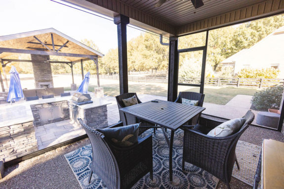 Back screened in patio with dining area at Gatehouse 135
